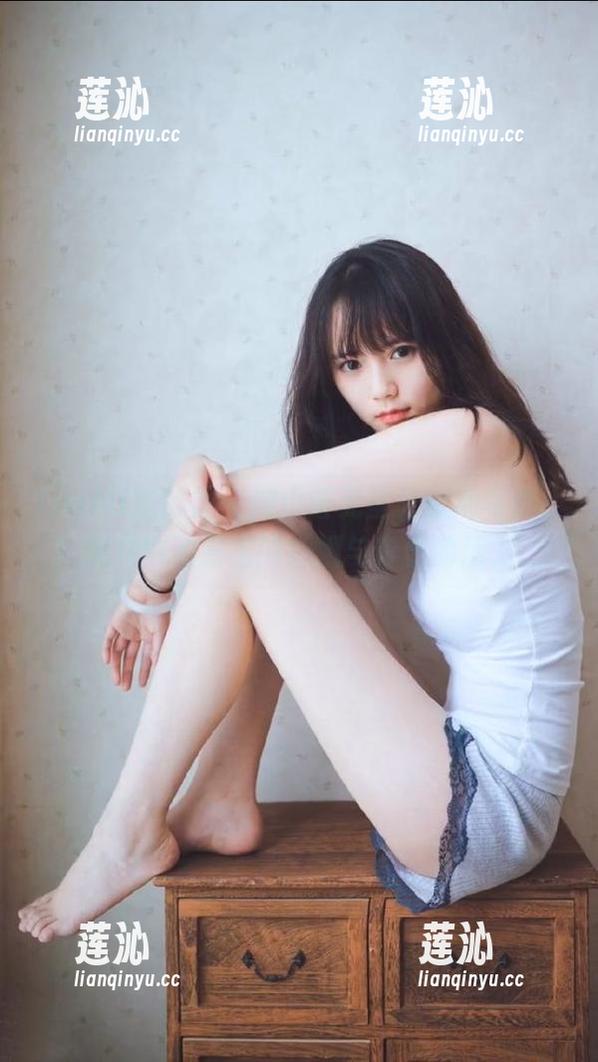 YouMi尤蜜荟-熊小诺 YouMi尤蜜荟 - 熊小诺无圣光泳池写真,图片中流露出的娇媚与青春的活力