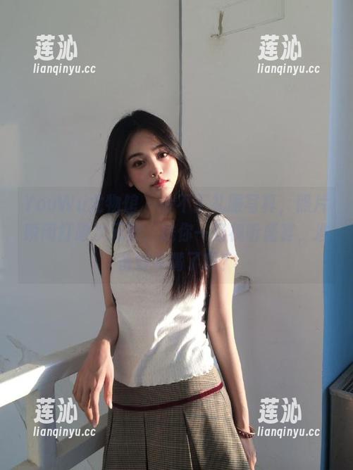 YouWu尤物馆 - 冷不丁礼服写真，照片瞬间打破次元壁，送你一场视听盛宴，准备好斗嘴了吗？
