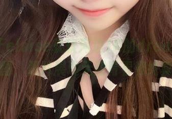 沉浸于eloise软软河边JK的dreamy原图，照片展现无限青春和纯真