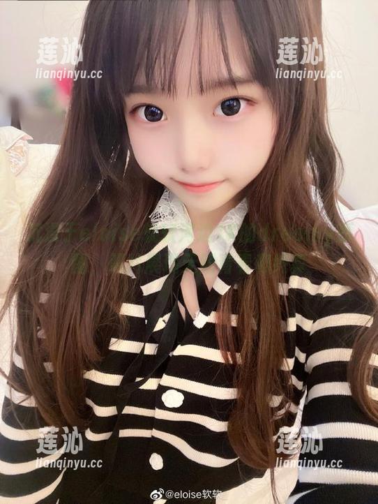 沉浸于eloise软软河边JK的dreamy原图，照片展现无限青春和纯真