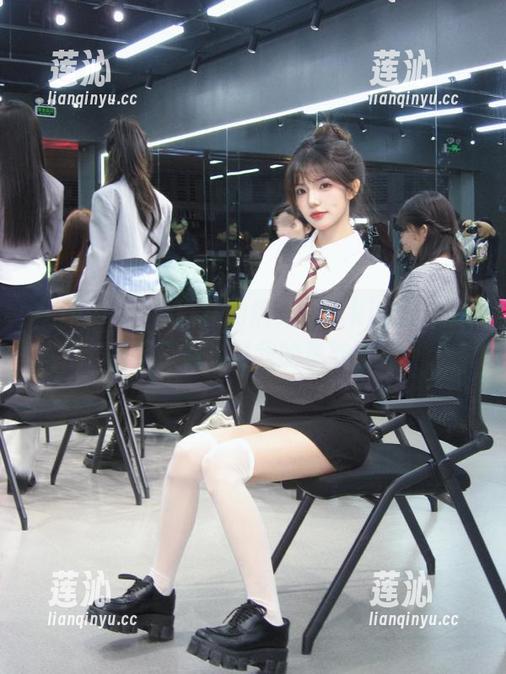 pans - 一如既往的搞笑，kiki全套礼服图集带你走进我的奇妙世界