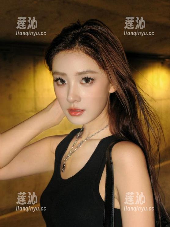 pans - 揭秘雯雯的写真艺术：那些美图中的秘密与情感交织
