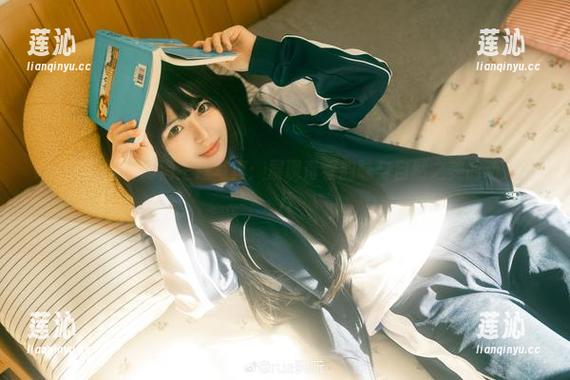 rua阮阮天台高清主题写真：展现青春韵味与自然之美的动人图片