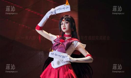 一米八的大梨子和服私拍作品：优雅与性感的完美结合