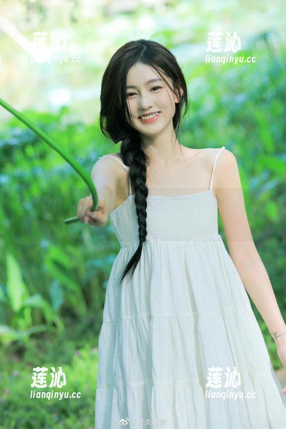 丝慕GIRL - 文欣白色主题写真：高清美图捕捉每一个动人瞬间