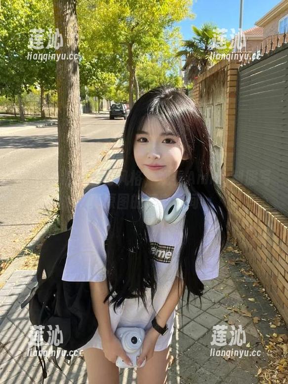 丽柜 - 邂逅魅力风格，观看Amily制服写真原图的精彩瞬间