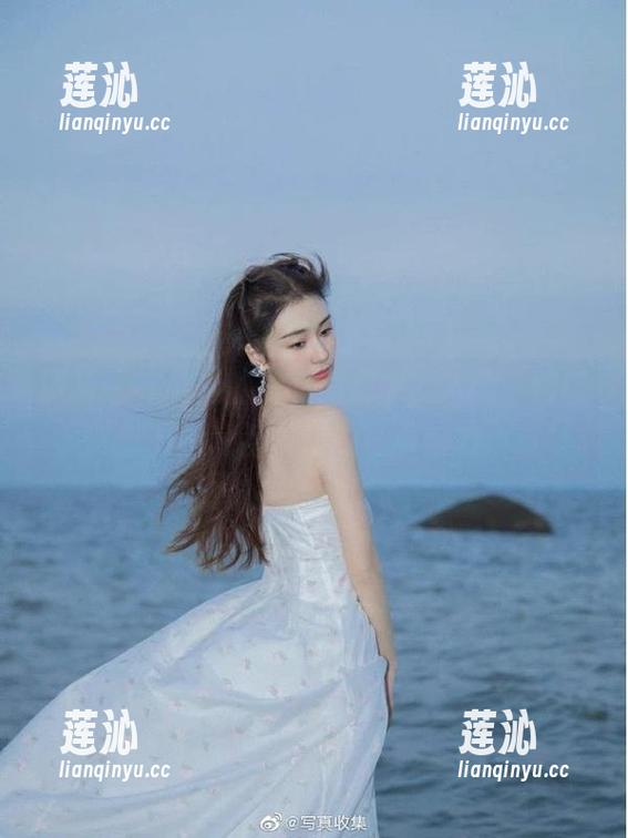 丽柜 - 在佳怡的修女图册中，与她一同感受清新与神秘的写真魅力