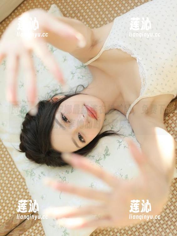 丽柜 - 探索安娜最新连衣裙美图，免费下载尽享她的时尚灵感