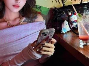 丽柜 - 美图与壁纸的完美结合，安安少女的写真作品让你感受青春的绚烂与激情！