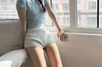 丽柜 - 慕子的泳池印记：无圣光下的摄影作品，展现出自由与活力