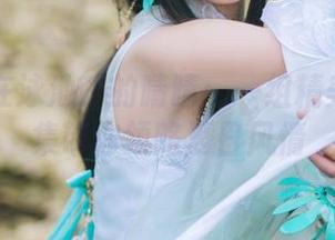 丽柜 - 在泳池畔的晴晴：一组精美写真图集带你领略夏日风情