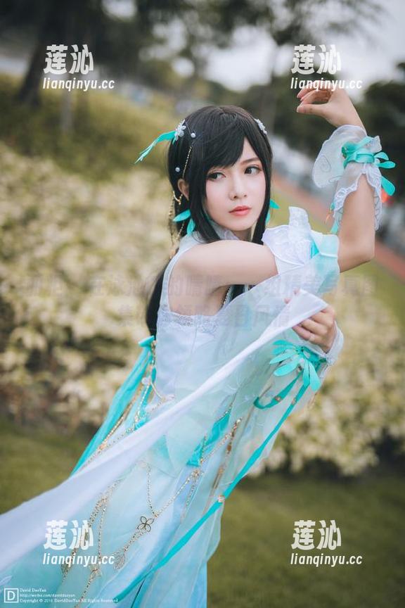 丽柜 - 在泳池畔的晴晴：一组精美写真图集带你领略夏日风情