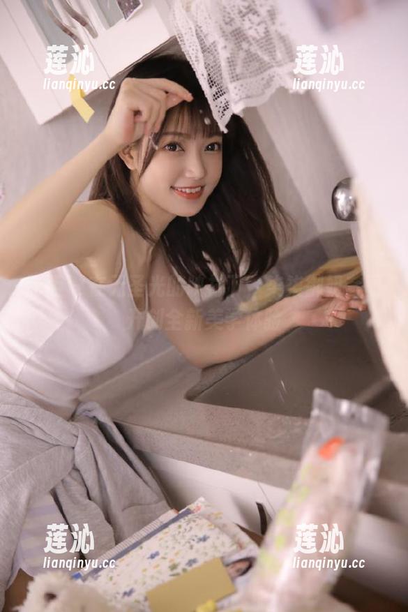 丽柜 - 在无圣光的映衬下，柒柒御姐套图开创全新美学体验