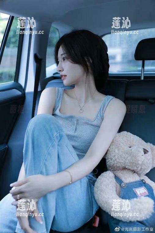 丽柜 - 潼潼清纯写真，细腻套图捕捉瞬息万变的青春风采