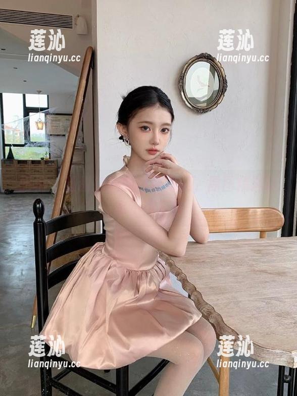 丽柜 - 甜甜拍摄的棉袜写真，原图精选让你不得不看