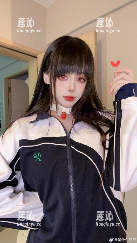 九言浴室写真图集：深邃水影中的风情万种与无限魅力
