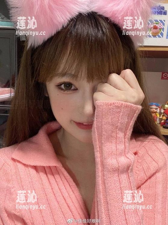 佳佳好难啊在蓝色吊带体操服下的优雅瞬间，分享高质量原图壁纸
