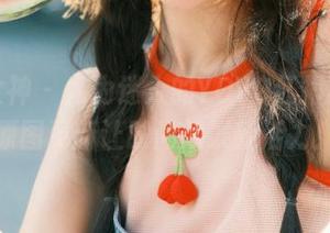 克拉女神 - 尤为迷人的YOYO红裙写真，原图更新让时尚焕发新活力！