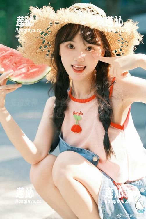 克拉女神 - 尤为迷人的YOYO红裙写真，原图更新让时尚焕发新活力！
