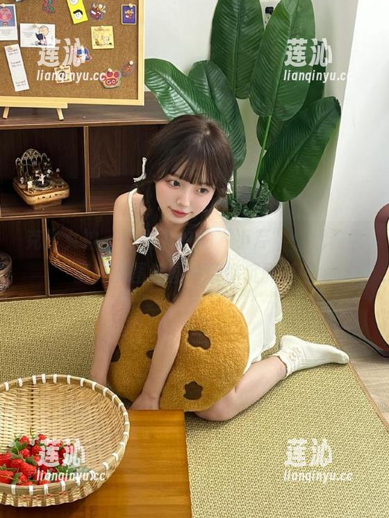 克拉女神 - 白衬衫中的“小芹”，优雅氛围的原图与图片带你沉醉其中