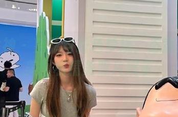 克拉女神 - 慕菲与粉色梦境：恣意绽放的美图和精美照片展示
