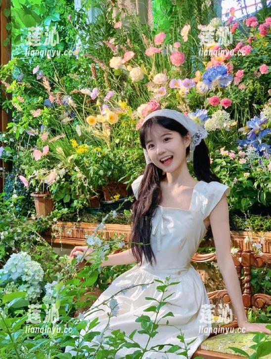 克拉女神 - 王睿教室里的高清写真，带你领略不同寻常的视觉体验