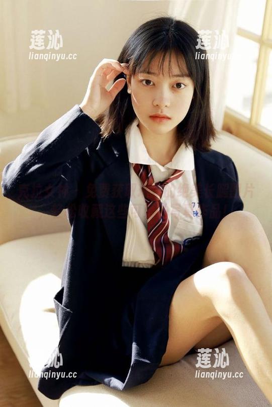 克拉女神 - 免费获取瑞莎的绝美长腿图片，轻松收藏这些可爱的写真作品！