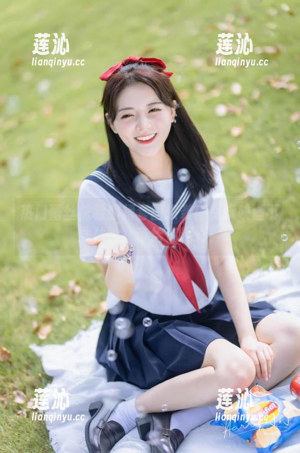 热门蕾丝袜制服裙套图来袭！兔玩映画下载体验，带给你精彩！