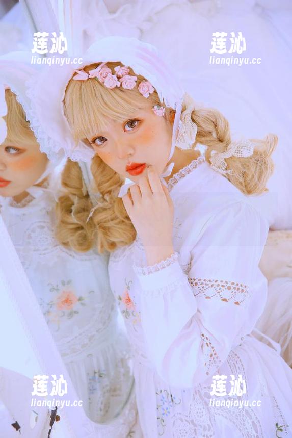 初夏女神 - 依依的清纯瞬间：不可错过的写真图包与魅力合集