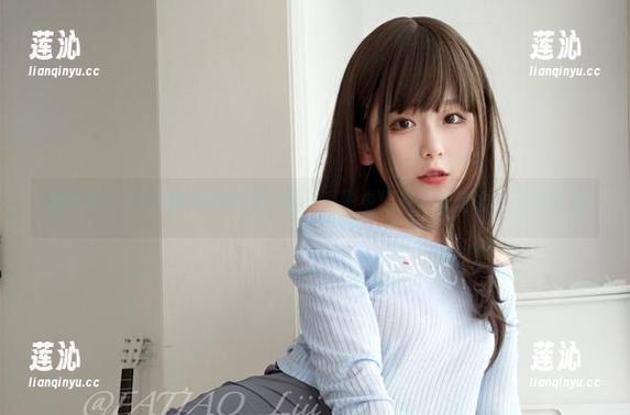发条少女yoki的私拍作品：炙热光影中展现青春活力与自信风采