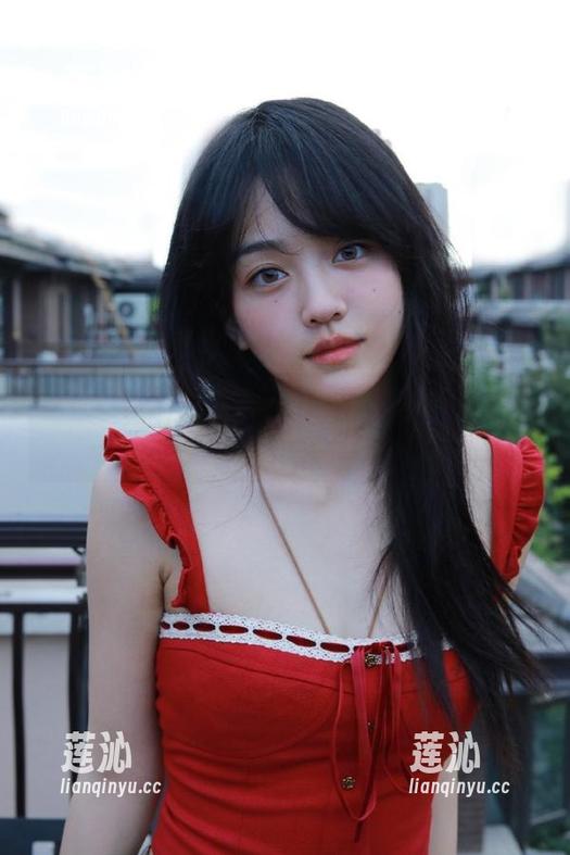观看喵写真独特合集，感受课桌上黑丝美腿的动人瞬间