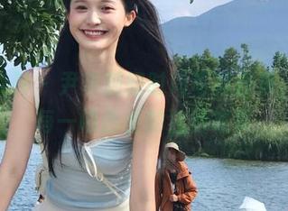 头条女神 - 尹菲御姐时尚写真合集，分享每一幅画面的独特故事