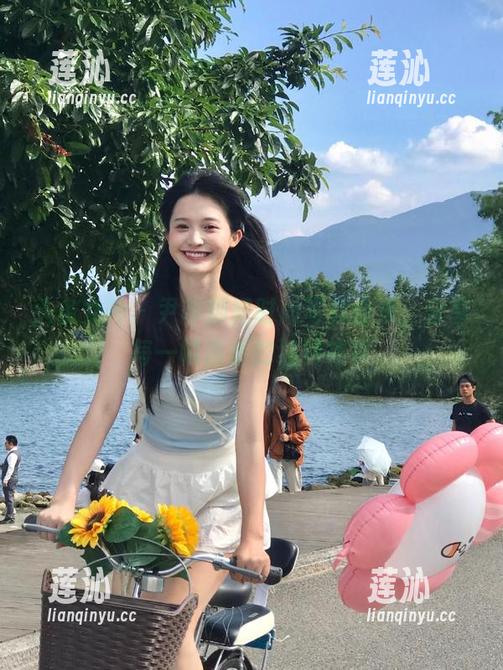 头条女神 - 尹菲御姐时尚写真合集，分享每一幅画面的独特故事