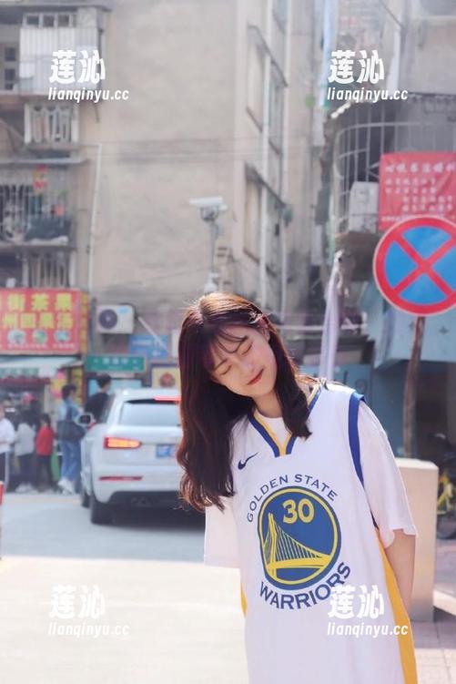 头条女神 - 易阳黑色风格写真合集：顶级摄影资源带来的视听享受