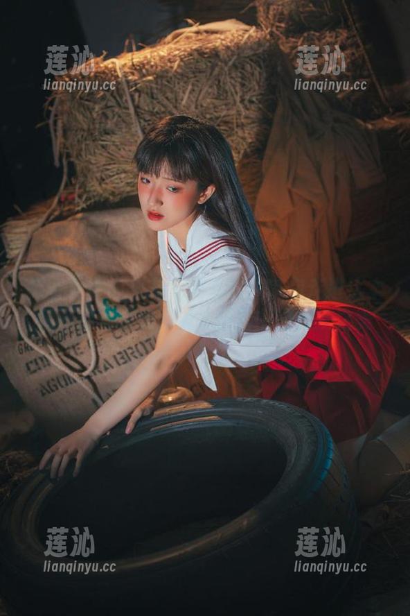 头条女神 - 火儿与死库水：带你走进这本精彩的写真集，畅享原图中的细腻之美