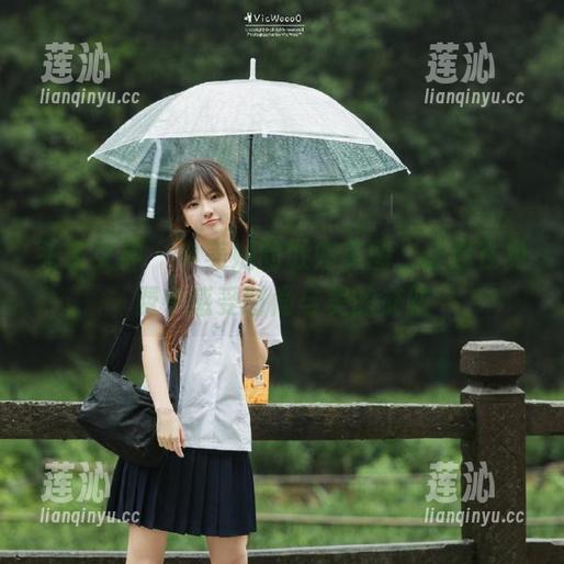 头条女神 - 申美嫣的肚兜美图，让你在免费中感受时尚与美的交融