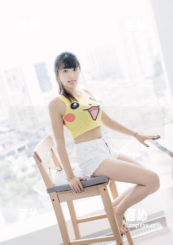 头条女神 - 欣赏莫小希礼服合集，每一张照片都散发自信气息