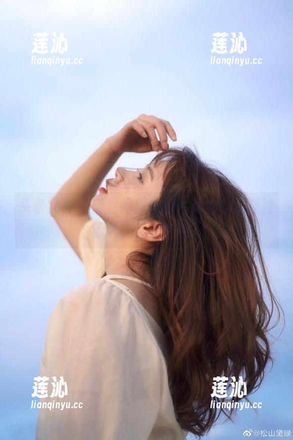 头条女神-蔡老师 头条女神 - 蔡老师黑丝图片精选,展现独特风格与个性魅力