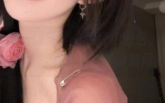 头条女神 - 语溪学姐的经典图包，记录她独特写真作品的美丽瞬间
