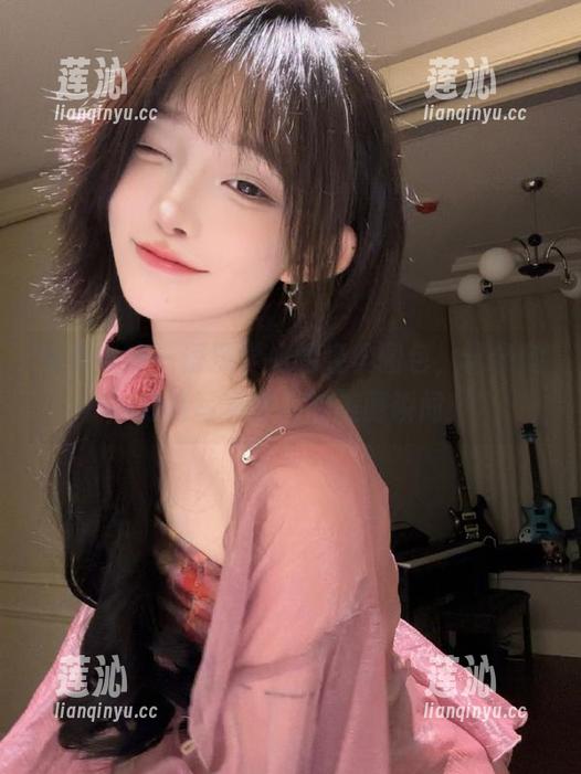 头条女神 - 语溪学姐的经典图包，记录她独特写真作品的美丽瞬间