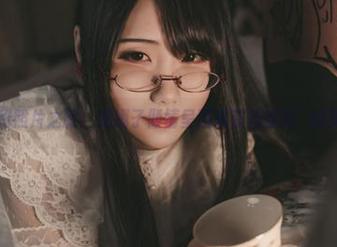 享受福利照片之旅：嫣嫣子倾情呈现碧蓝档案妃咲的梦幻写真
