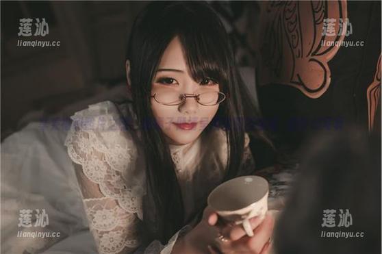 享受福利照片之旅：嫣嫣子倾情呈现碧蓝档案妃咲的梦幻写真