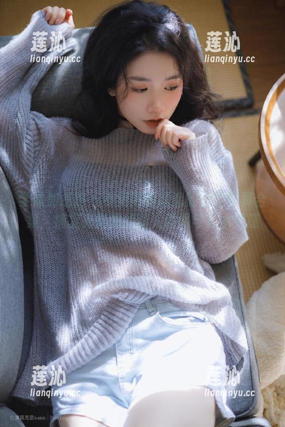 学妹加速跑 - 小莹倾情打造的镂空写真合集，捕捉光影间的迷人瞬间与艺术灵感