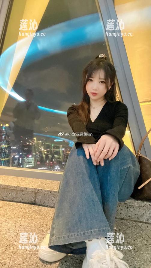 轻松获取小女巫露娜的时尚皮衣写真，海量免费图片等你来下载与欣赏！