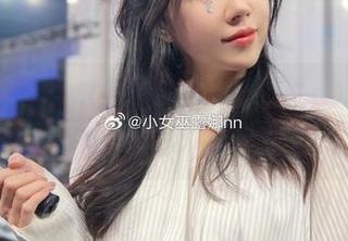 不容错过！小女巫露娜最新肉丝图集更新，瞬间点燃你的视觉享受！