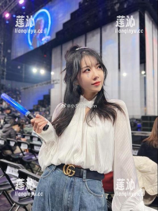 不容错过！小女巫露娜最新肉丝图集更新，瞬间点燃你的视觉享受！