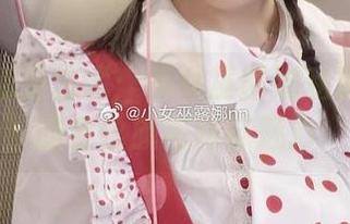 每一帧都是艺术：小女巫露娜私房图集里的金丝旗袍网袜魅力
