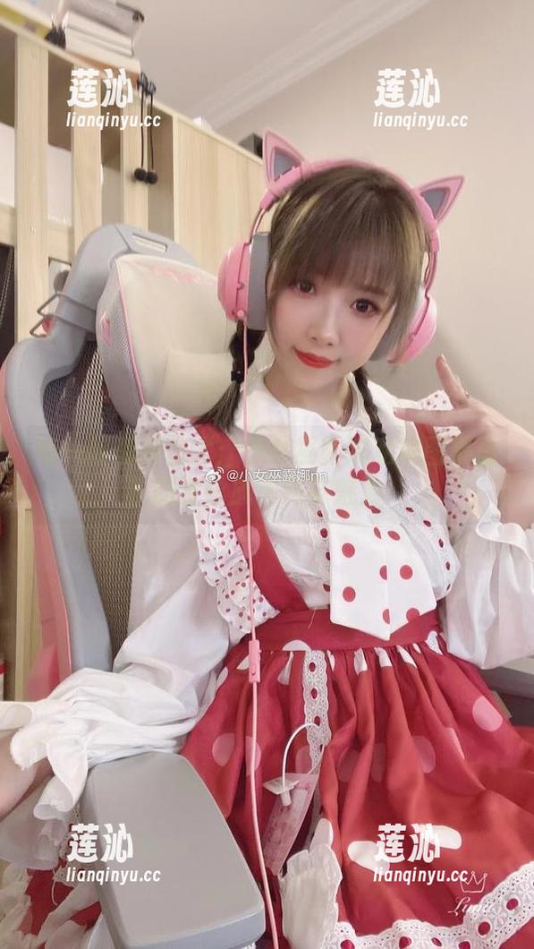 每一帧都是艺术：小女巫露娜私房图集里的金丝旗袍网袜魅力