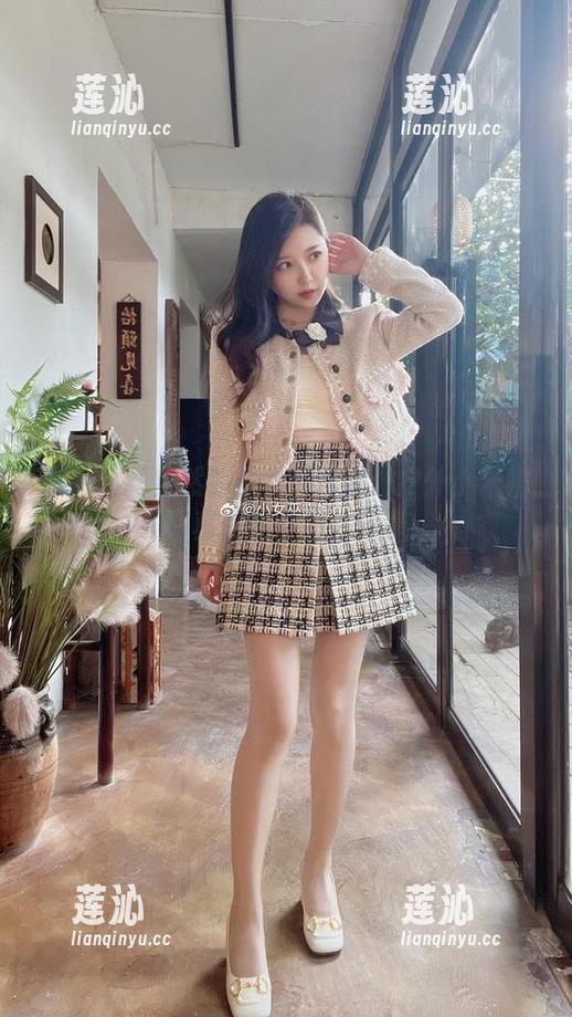 享受清新自然的小女巫露娜：户外小米裙写真资源及图片分享