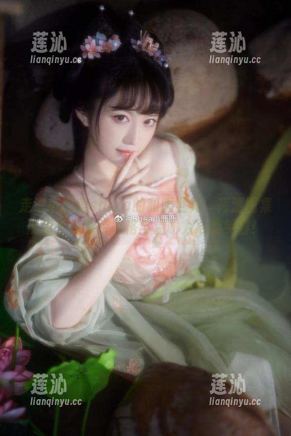 走进小鹿鹿shika的和服世界：高清图集展现她的独特风格与温暖人心的笑容！
